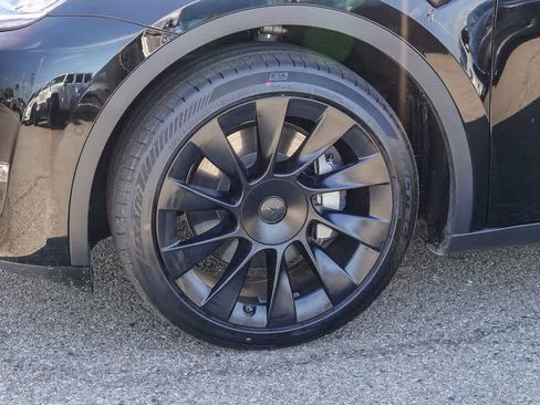 Used 2022 Tesla Model Y Long Range image 9