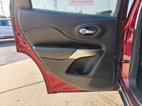 Used 2020 Jeep Cherokee Latitude w/ Cold Weather Group AWD/4WD image 12