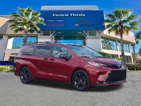 Used 2021 Toyota Sienna XSE image 2