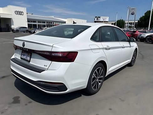 Used 2025 Volkswagen Jetta SE FWD image 3