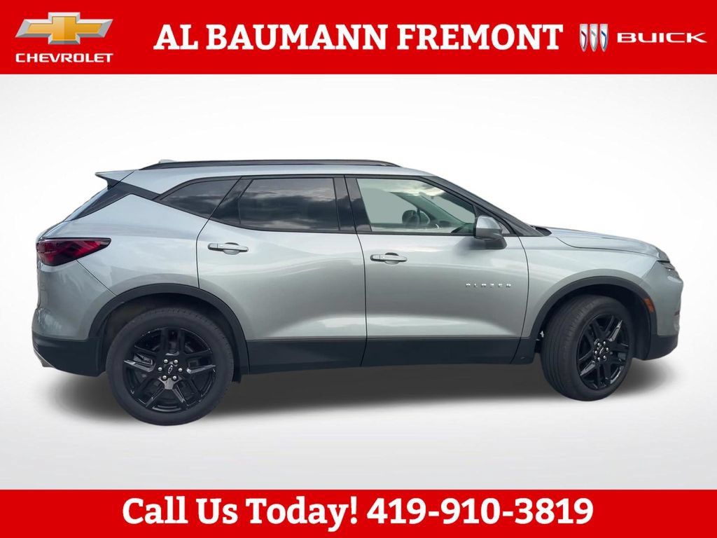 Used 2024 Chevrolet Blazer LT w/ Convenience Package FWD image 2