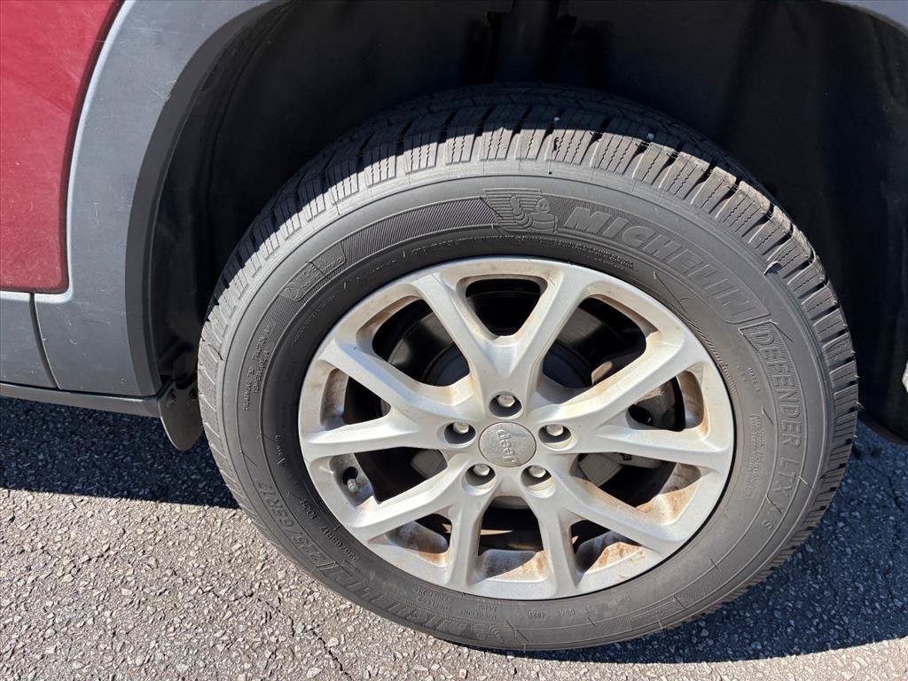 Used 2017 Jeep Cherokee Latitude w/ Cold Weather Group AWD/4WD image 10