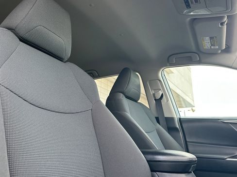 Certified 2021 Toyota RAV4 LE AWD/4WD image 17