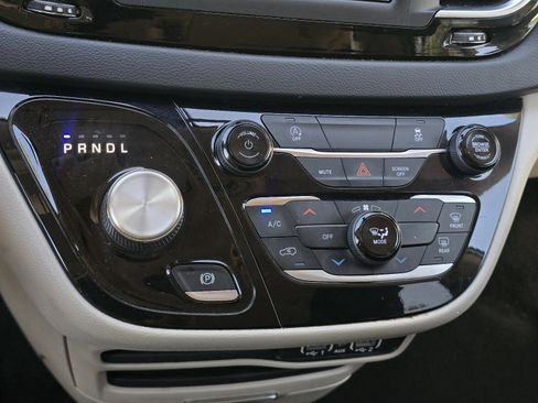 Used 2022 Chrysler Voyager LX FWD image 19