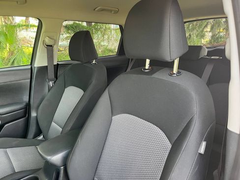 Used 2025 Kia Soul LX w/ LX Technology Package FWD image 30