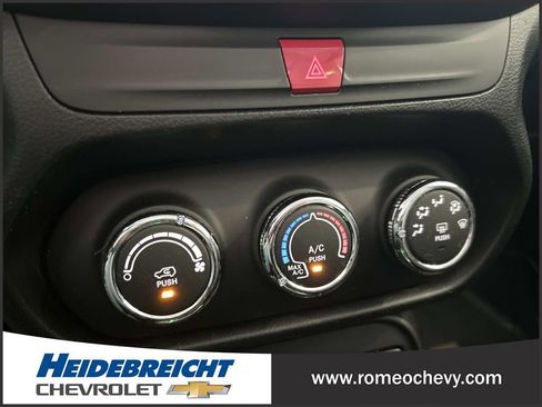 Used 2016 Jeep Renegade Latitude FWD image 23