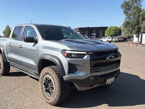 Used 2025 Chevrolet Colorado ZR2 w/ Technology Package AWD/4WD image 3