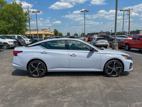 Used 2024 Nissan Altima 2.5 SR FWD image 16