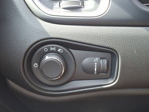 Used 2023 Jeep Renegade Latitude image 23