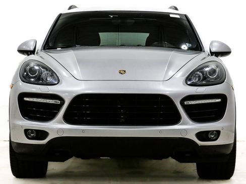 Used 2014 Porsche Cayenne Turbo image 2