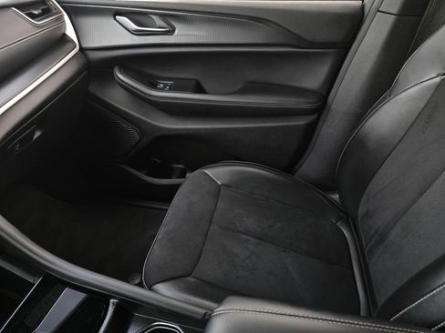 Used 2024 Jeep Grand Cherokee L Altitude image 27