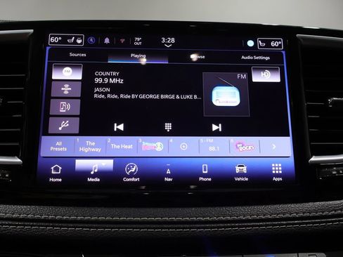 Used 2024 Chrysler Pacifica Limited FWD image 31