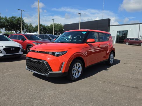 Certified 2025 Kia Soul LX w/ LX Technology Package FWD image 4