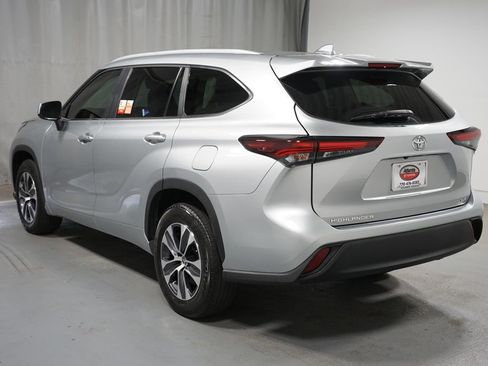 Certified 2024 Toyota Highlander XLE FWD image 6