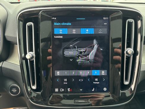 Certified 2025 Volvo XC40 B5 Core image 22