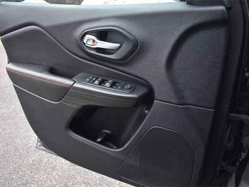 Used 2016 Jeep Cherokee Trailhawk w/ Comfort/Convenience Group image 35