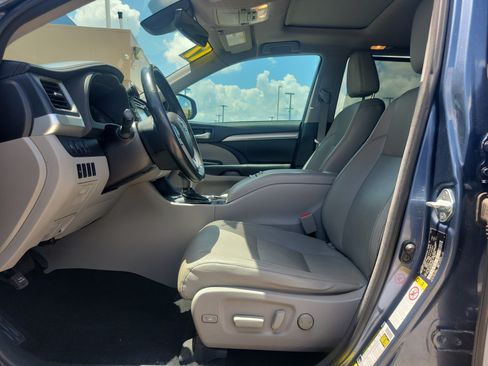 Used 2017 Toyota Highlander XLE FWD image 12