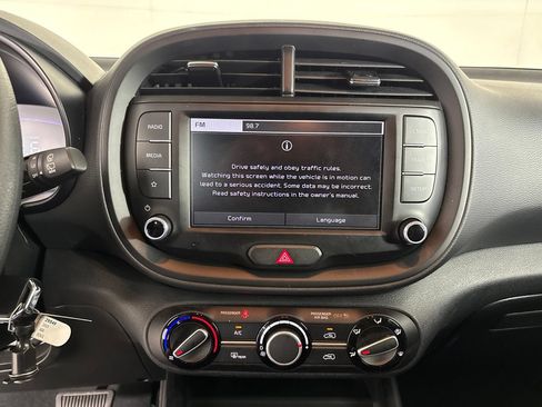 Used 2025 Kia Soul LX w/ LX Technology Package FWD image 16