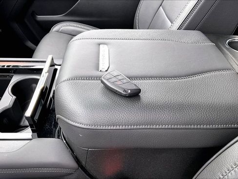 Used 2025 GMC Yukon XL Denali AWD/4WD image 10