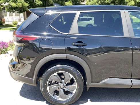 Used 2024 Nissan Rogue SV AWD/4WD image 6