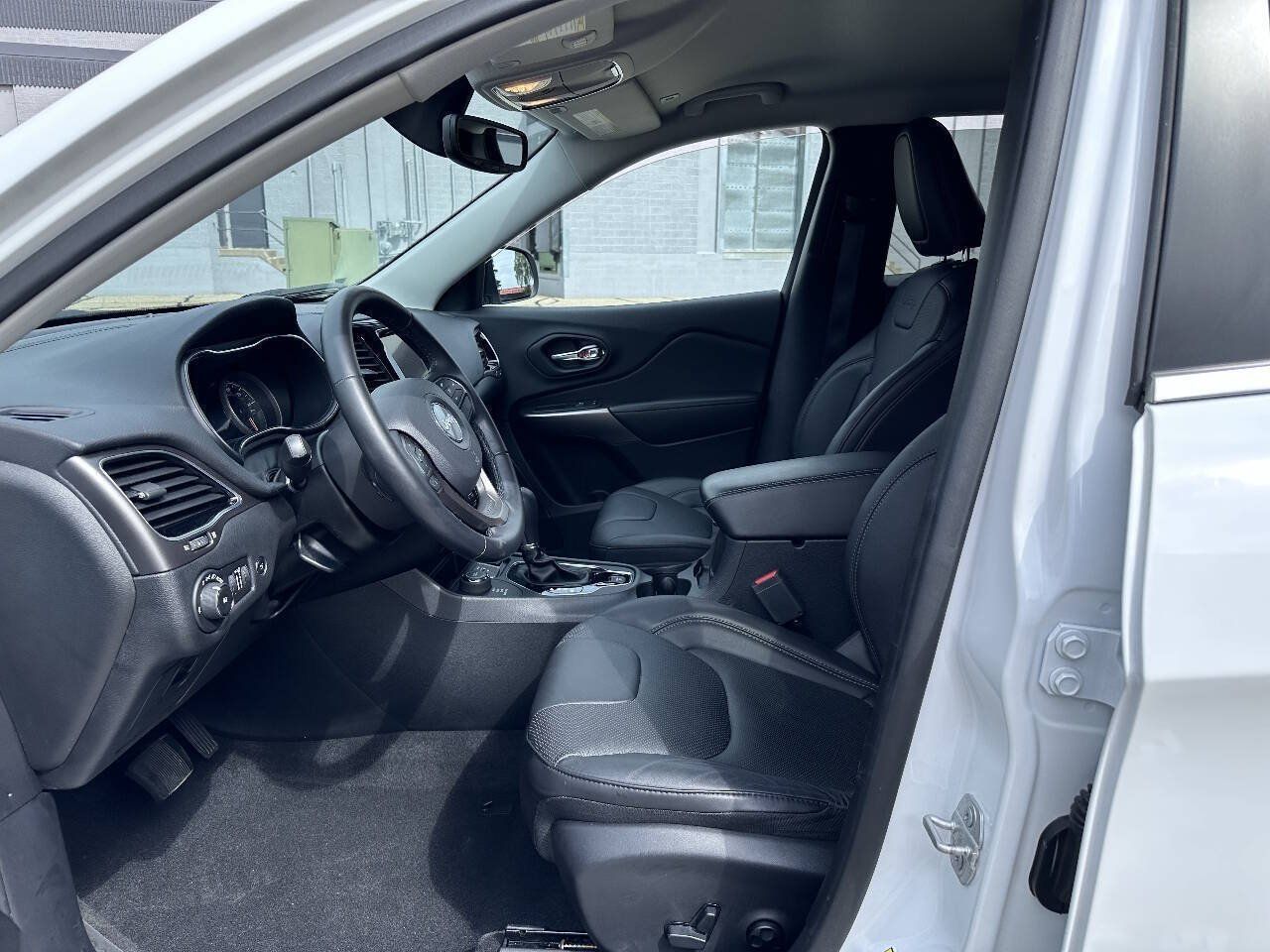 Used 2019 Jeep Cherokee Limited AWD/4WD image 9