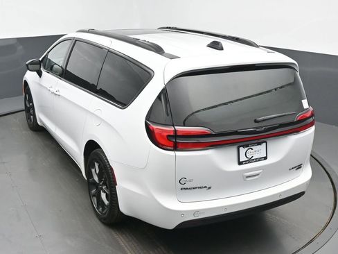 Used 2023 Chrysler Pacifica Limited w/ Uconnect Theater Family Group image 41
