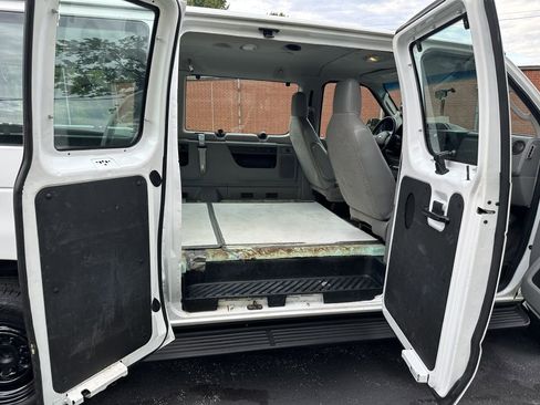 Used 2010 Ford E-350 and Econoline 350 Extended Wagon Super Duty image 31