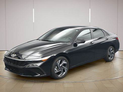 Used 2025 Hyundai Elantra Sport FWD image 3