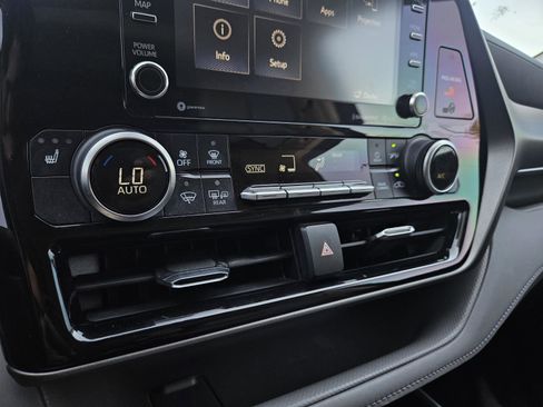 Used 2020 Toyota Highlander XLE image 22