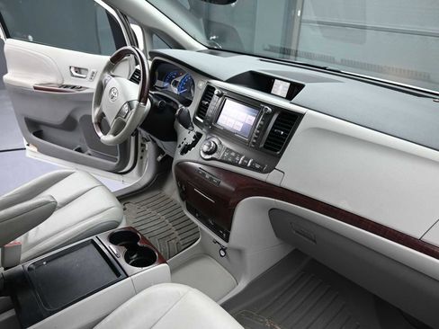 Used 2011 Toyota Sienna Limited image 26