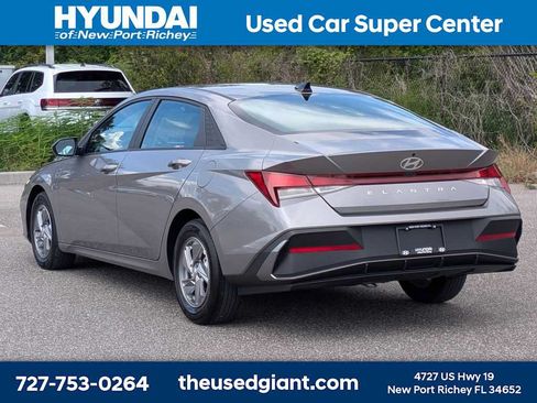 Used 2024 Hyundai Elantra SE FWD image 3