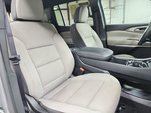 Used 2025 Chevrolet Traverse LT FWD image 43