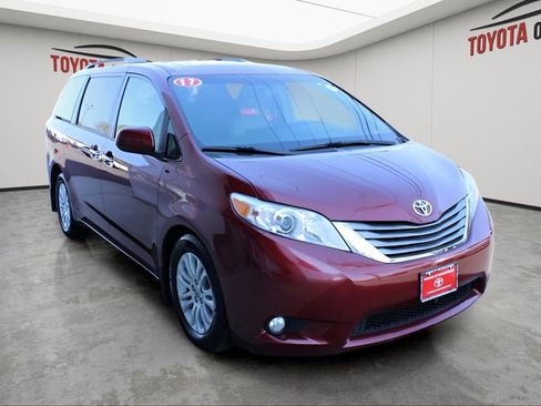 Used 2017 Toyota Sienna XLE w/ XLE Navigation Package FWD image 5