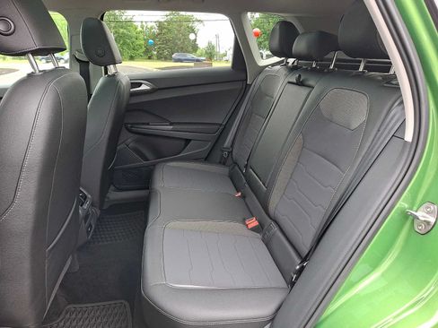 Used 2025 Volkswagen Taos SE FWD image 8