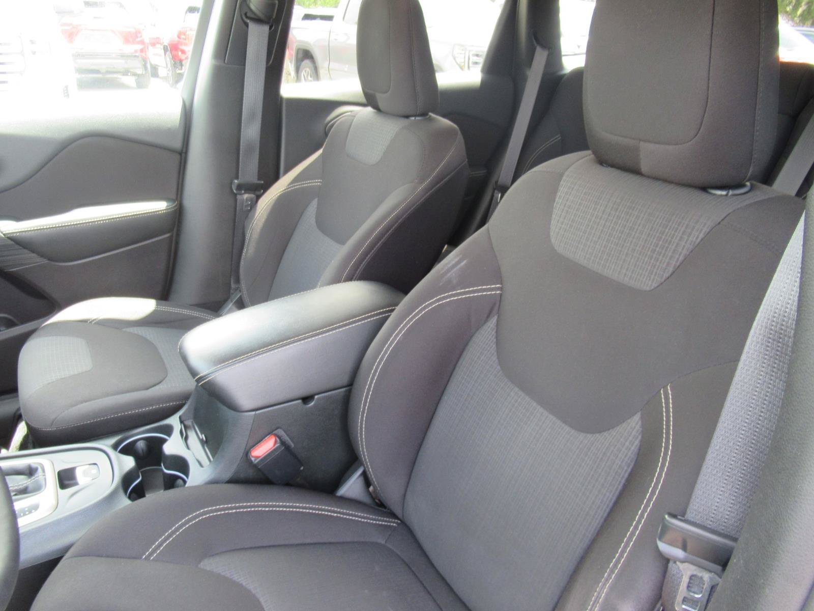 Used 2015 Jeep Cherokee Latitude w/ Cold Weather Group AWD/4WD image 19