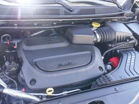 Used 2019 Chrysler Pacifica Touring-L FWD image 26