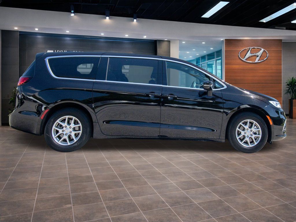 Used 2025 Chrysler Pacifica Select FWD image 17