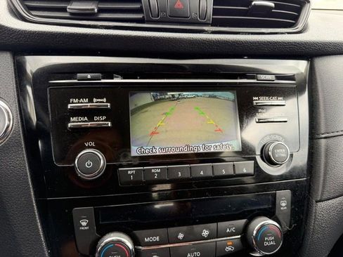 Used 2017 Nissan Rogue SV image 19