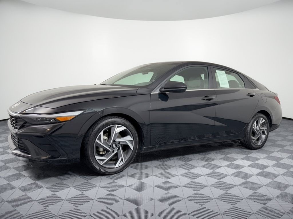 Used 2025 Hyundai Elantra SEL FWD image 2