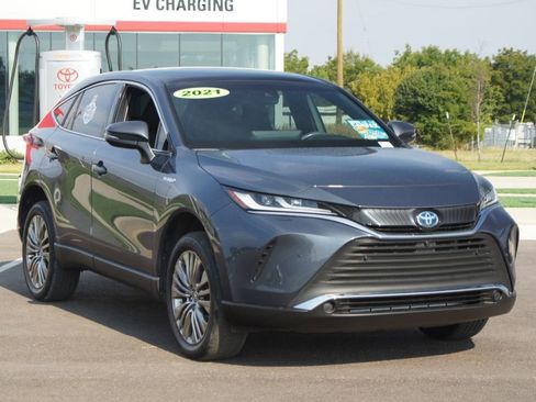 Used 2021 Toyota Venza Limited image 2