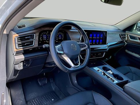 Used 2025 Volkswagen Atlas SE FWD image 18