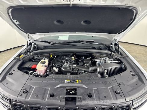 Used 2025 Jeep Grand Cherokee Altitude image 32