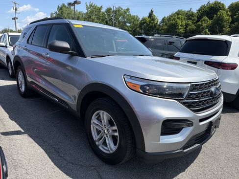 Used 2023 Ford Explorer XLT AWD/4WD image 2