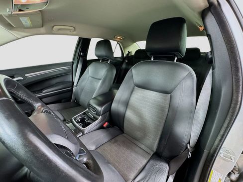 Used 2019 Chrysler 300 Touring w/ Sport Appearance Package image 20