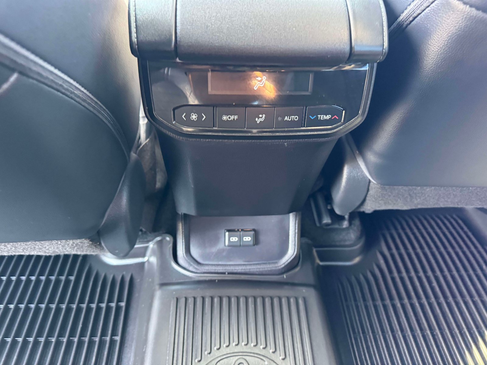 Used 2023 Toyota Highlander XLE AWD/4WD image 22