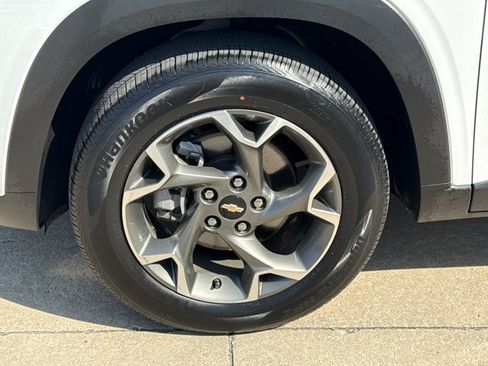 Used 2025 Chevrolet Trax LT w/ LT Convenience Package FWD image 11