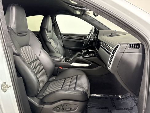 Certified 2023 Porsche Cayenne Turbo AWD/4WD image 24