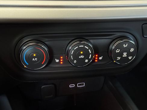 Used 2024 Chevrolet Trax RS w/ Sunroof Package FWD image 32