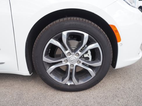 New 2026 Chrysler Pacifica Pinnacle image 5