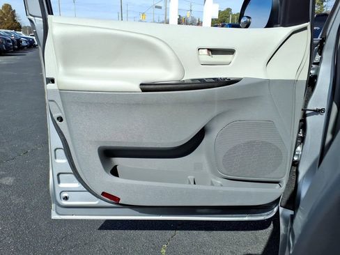 Used 2014 Toyota Sienna LE image 9